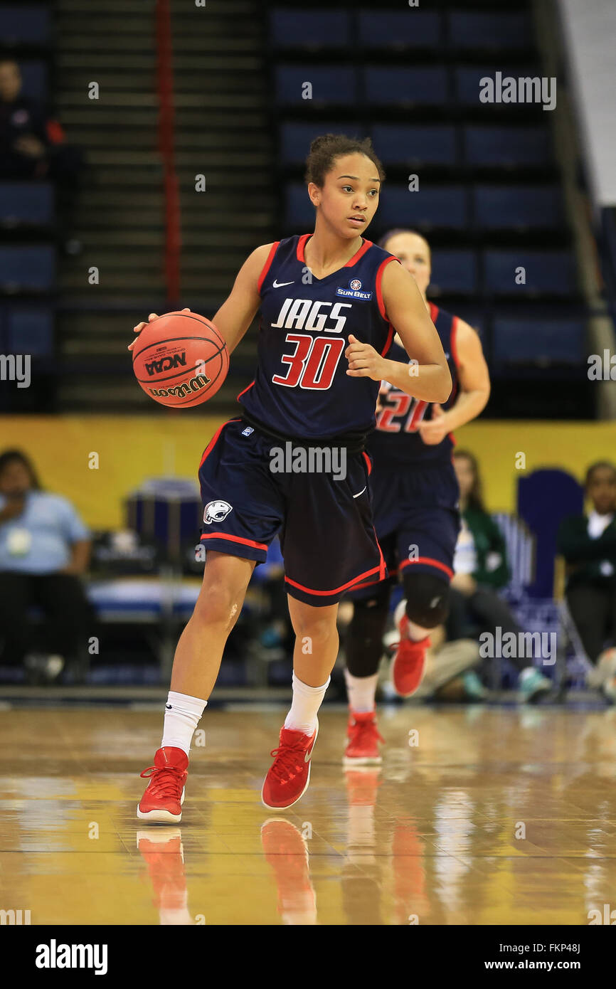 New Orleans, Louisiana, USA. 9. März 2016. South Alabama Jaguars Wache Genesis Perrymond (30) dribbelt den Ball in einem Spiel gegen Troy Staat bei den Sunbelt Conference Championship Games in UNO Lakefront Arena in New Orleans, Louisiana. Steve Dalmado/CSM/Alamy Live-Nachrichten Stockfoto