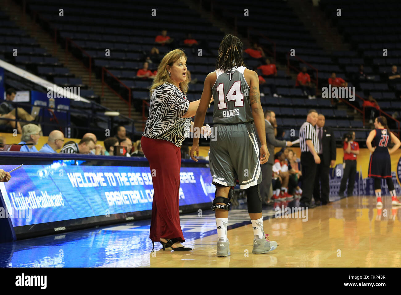 New Orleans, Louisiana, USA. 9. März 2016. Troy Trojans Cheftrainer Chanda Rigby spricht mit Troy Trojans Wache Claresa Banks (14) während der Sunbelt Conference Championship Spiel gegen Troy State in UNO Lakefront Arena in New Orleans, Louisiana. Steve Dalmado/CSM/Alamy Live-Nachrichten Stockfoto