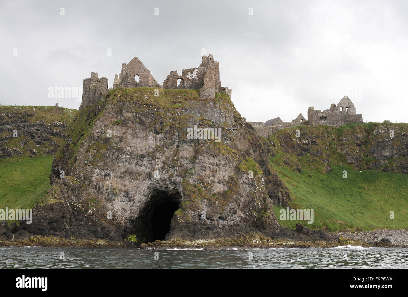 Dunluce Castle betrachtet aus dem Meer. Stockfoto