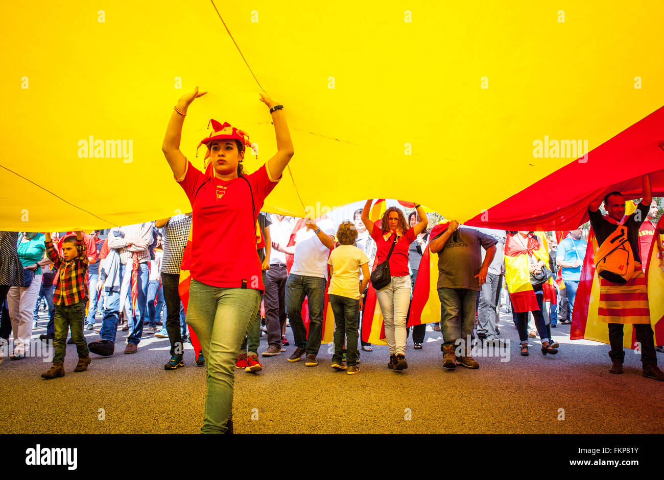 Anti-Unabhängigkeit Katalanisch Demonstranten tragen spanische Fahne während einer Demonstration für die Einheit von Spanien anlässlich der Spa Stockfoto