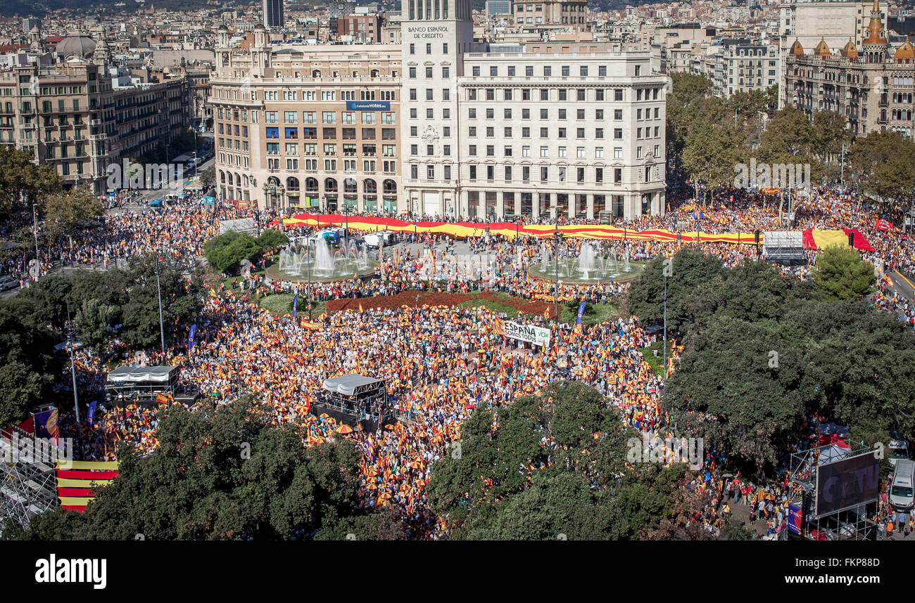 Anti-Unabhängigkeit Katalanisch Demonstranten während einer Demonstration für die Einheit von Spanien anlässlich der spanischen Nationalfeiertag ein Stockfoto