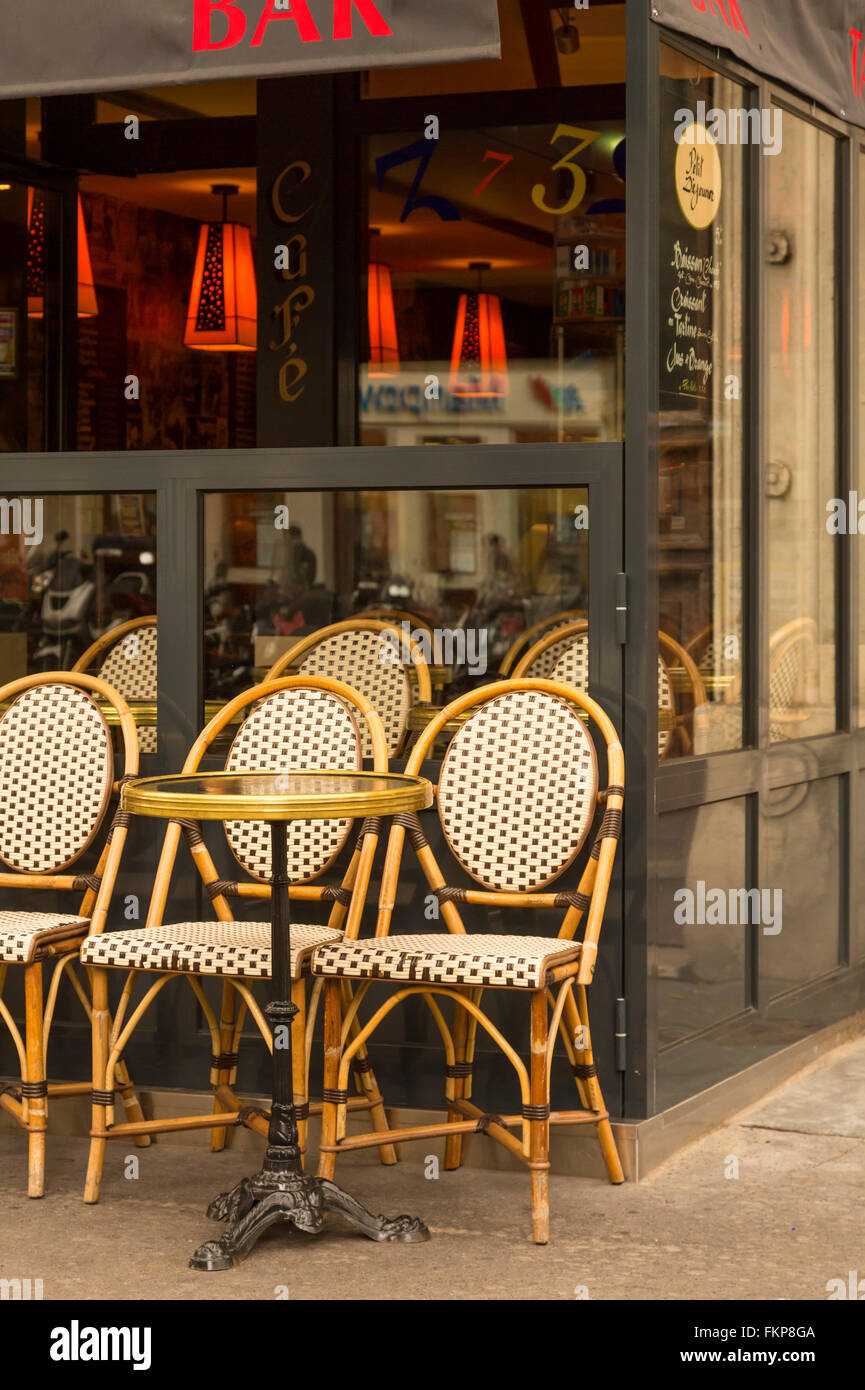 Traditionelle Outdoor-Bürgersteig Café-Tisch und Stühle, Paris, Frankreich Stockfoto