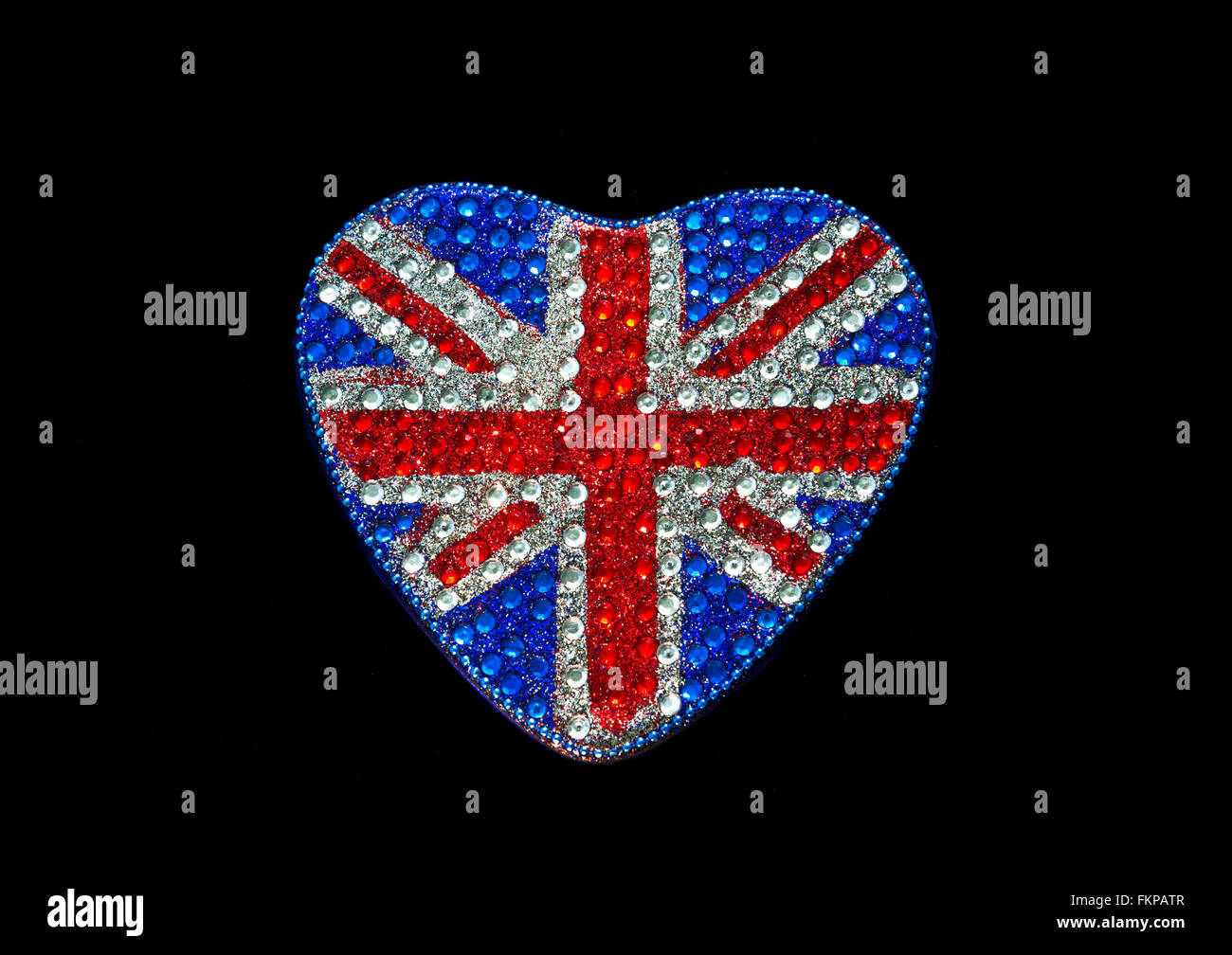 Reflektierendes, glitzerndes Motiv der englischen British Union Jack Flag in Herzform Auf schwarzem Hintergrund Stockfoto