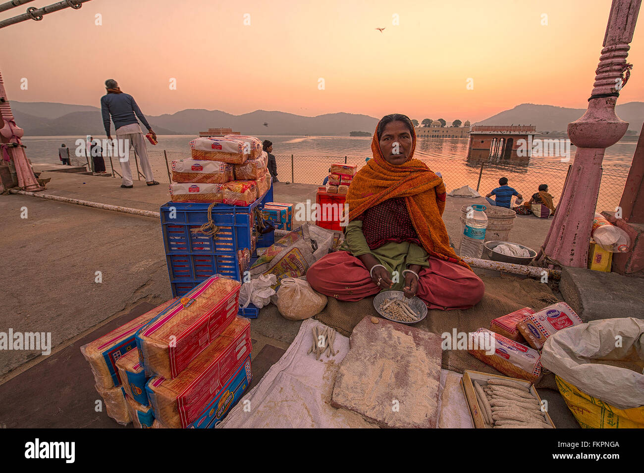 Brot-Verkäufer posieren für die Kamera bei Sonnenaufgang in Jal Mahal Wasserpalast, Jaipur, Indien Stockfoto