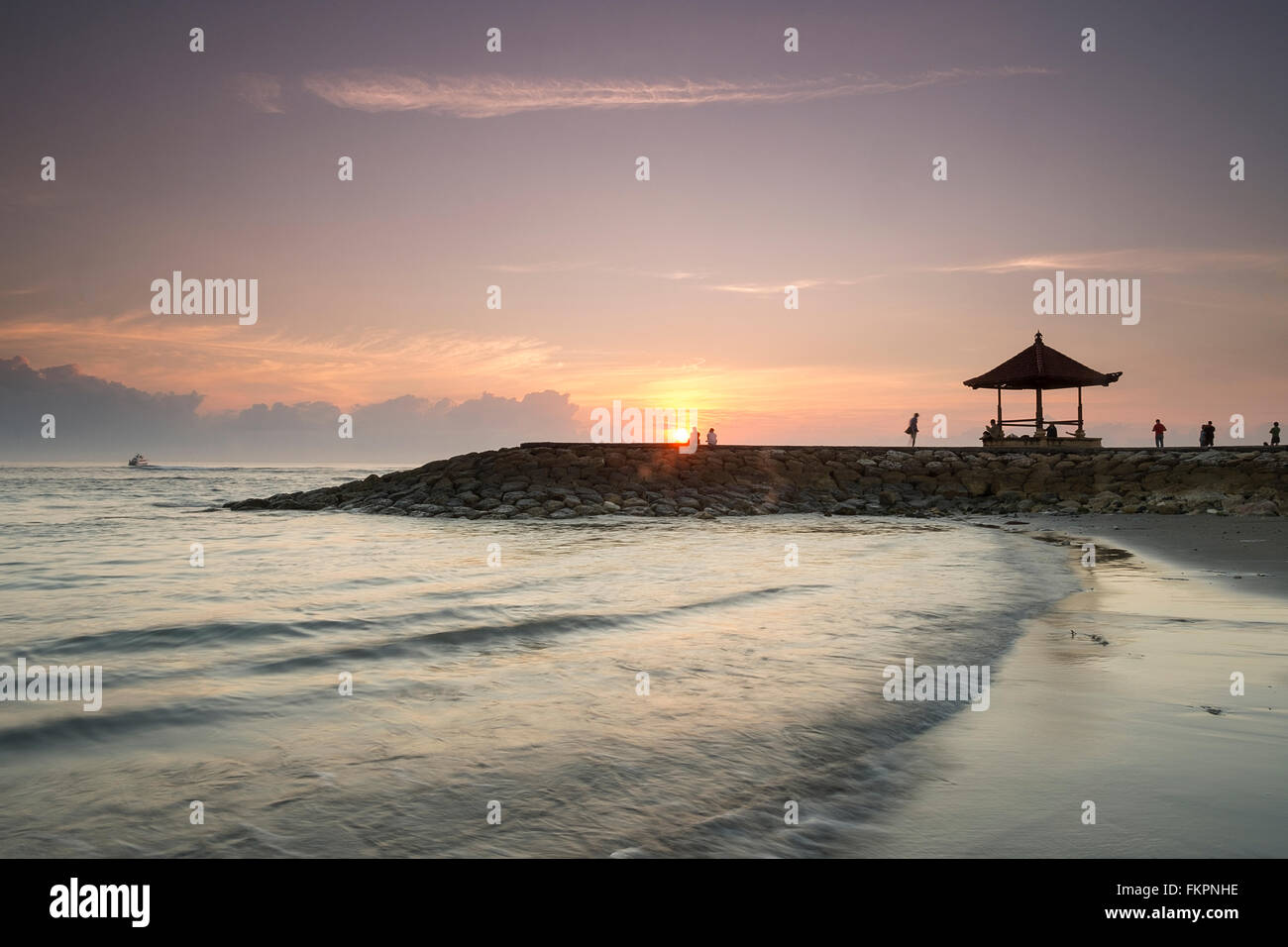 Weiches Bild Sanur Beach bei Sonnenaufgang. Der berühmte Tourismus Ort für Urlaub und genießen Sie ihren Urlaub in Bali, Indonesien. Stockfoto
