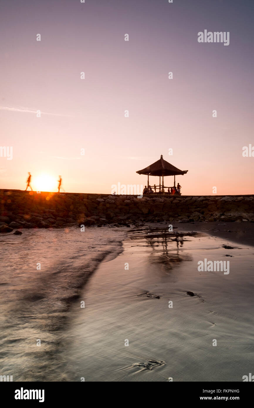 Schönes Bild der Naturlandschaft am Strand bei Sonnenuntergang in Sanur, Bali. Stockfoto