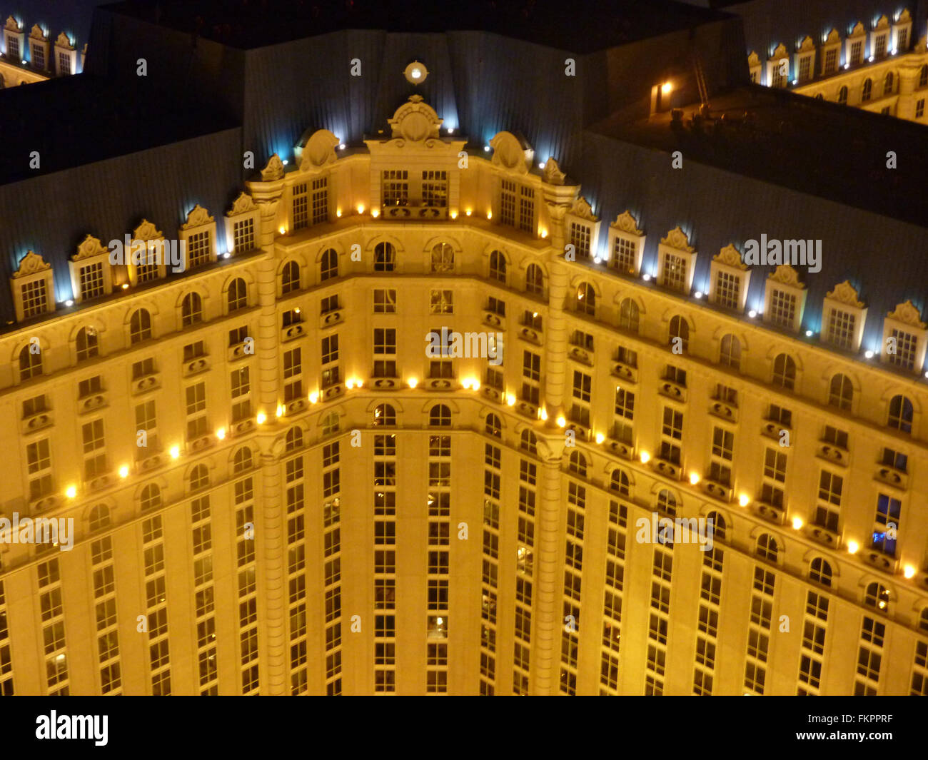 Paris Las Vegas Hotel und Casino in der Nacht, Las Vegas Strip, Nevada, USA, unter dem Motto in Paris Stil, Geschichte 33 große, luxuriöse Zimmer Stockfoto