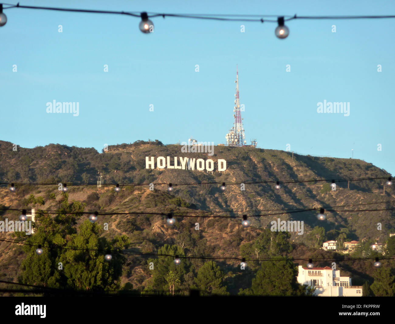 Hollywood zu unterzeichnen, in weißen Großbuchstaben 14 m hoch und 110 m lang, auf Hollywood Hills der Santa Monica Mountains, Los Angeles, CA Stockfoto