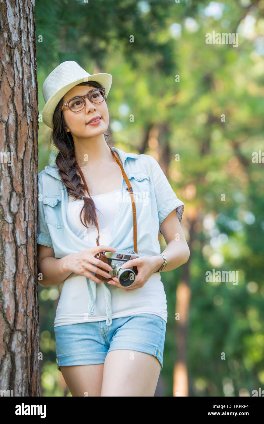 Schöne asiatische Mädchen lächelnd mit Retro-Kamera fotografieren, Outdoor-Reisen Stockfoto