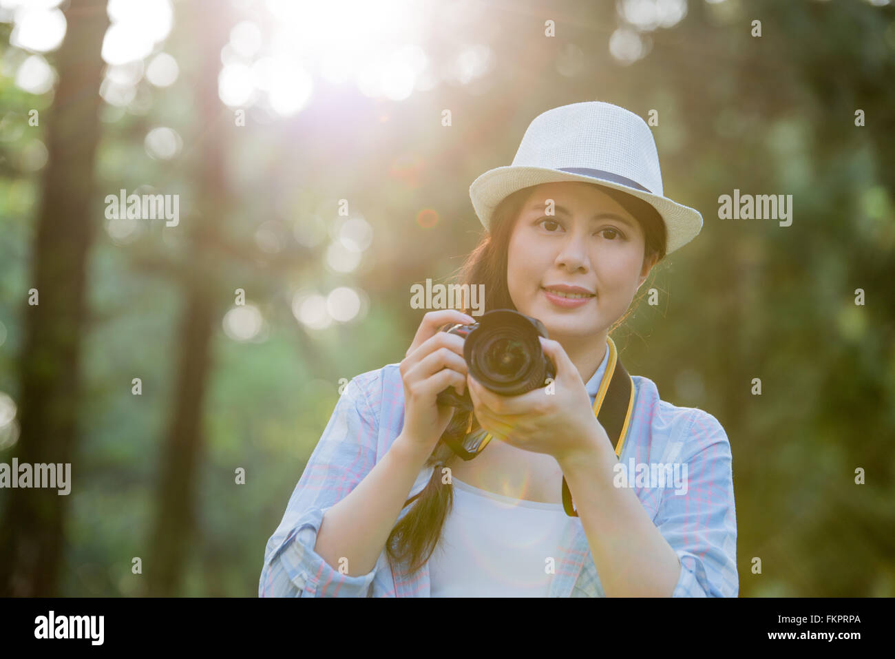 Schöne asiatische Mädchen lächelnd mit Digitalkamera fotografieren, Outdoor-Reisen Stockfoto