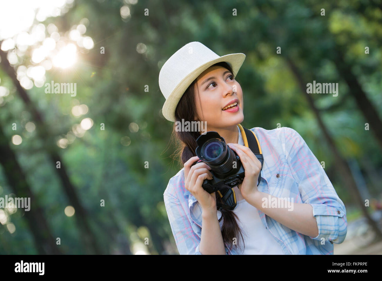 Schöne asiatische Mädchen lächelnd mit Digitalkamera fotografieren, Outdoor-Reisen Stockfoto