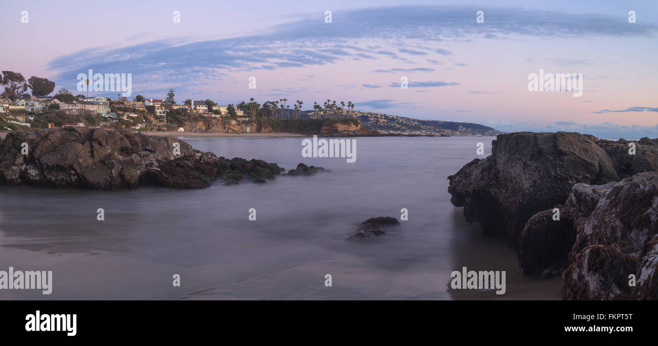 Crescent Bay Strand Panorama Blick auf das Meer bei Sonnenuntergang in Laguna Beach, California, Vereinigte Staaten von Amerika im Sommer Stockfoto