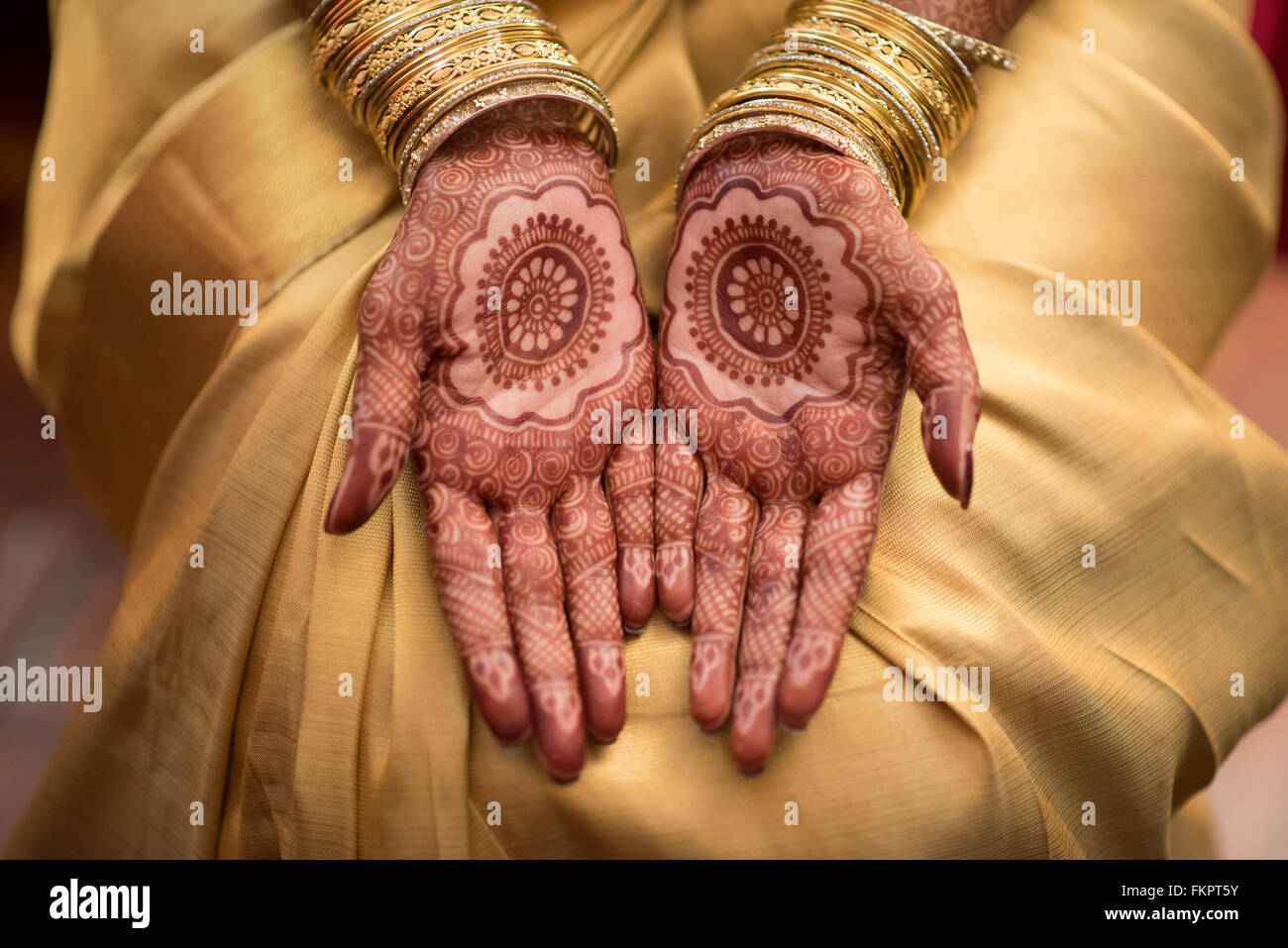 Mehendi Henna-Muster auf Malayalee Braut auf einer indischen Hindu Hochzeitszeremonie Stockfoto