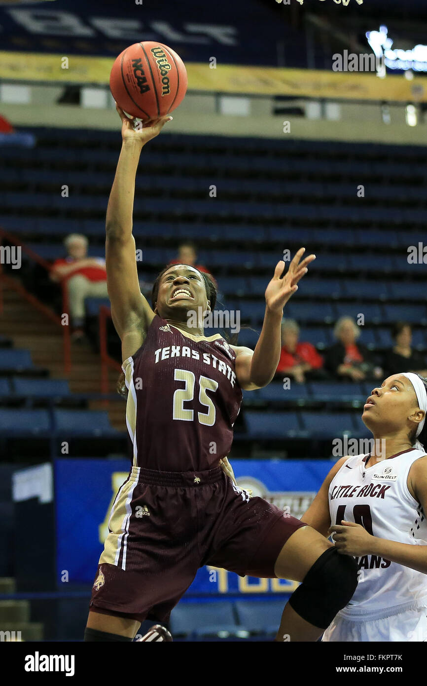 New Orleans, Louisiana, USA. 9. März 2016. Texas State Bobcats vorwärts Whitney Apari (25) schießt die Basketball während der Spiele 2016 Sunbelt Conference Championship zwischen Little Rock und Texas State in UNO Lakefront Arena in New Orleans, Louisiana. Steve Dalmado/CSM/Alamy Live-Nachrichten Stockfoto