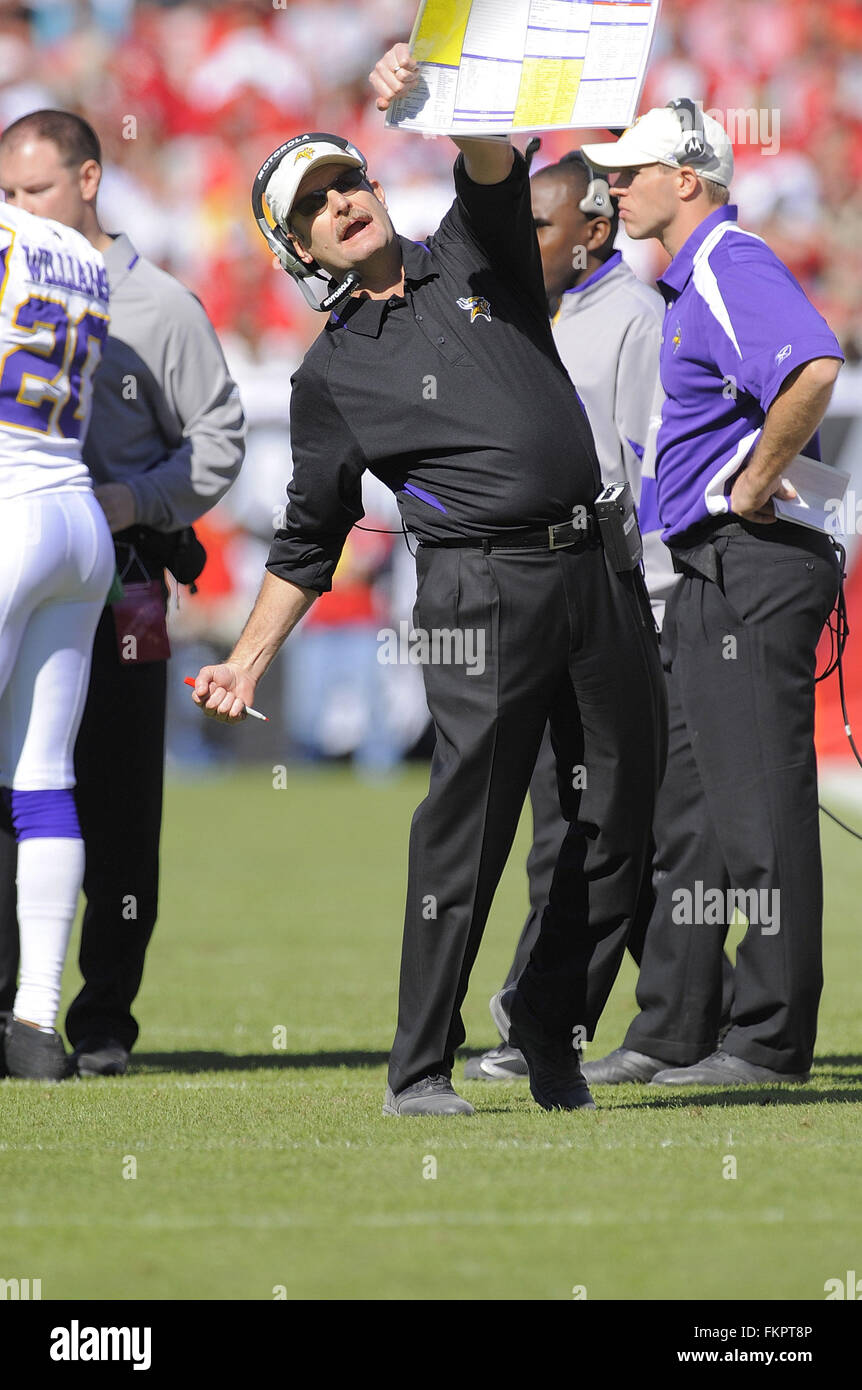 Tampa, Fla, USA. 16. November 2008. 16. November 2008; Tampa, FL, USA; Minnesota Vikings-Coach Brad Childress in seinem Team Spiel gegen die Tampa Bay Buccaneers im Raymond James Stadium. ZUMA Press/Scott A. Miller © Scott A. Miller/ZUMA Draht/Alamy Live-Nachrichten Stockfoto