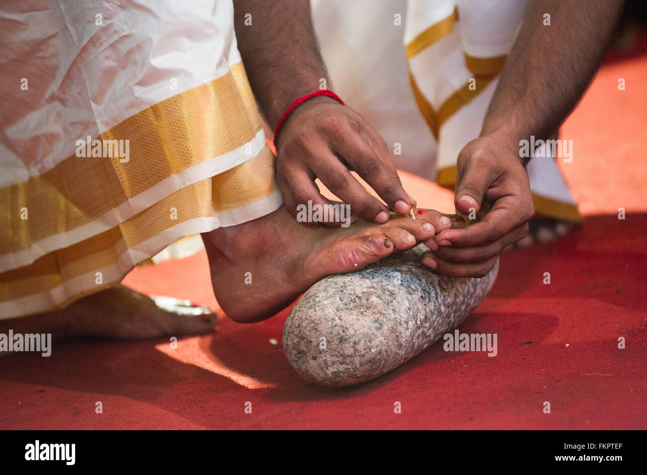 Tragen von Zehenring in der indischen Hindu-Hochzeitszeremonie  Stockfotografie - Alamy