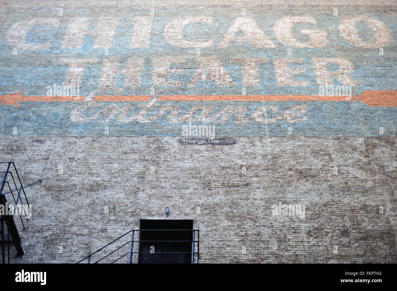 Eine große verblassten Schild bleibt über eine Gasse Stufe Eingang zum Chicago Theater. Chicago, Illinois, USA. Stockfoto
