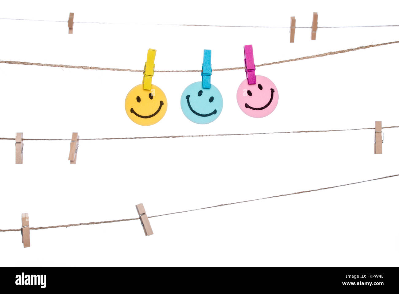 bunte Wäscheklammern auf einer Wäscheleine, Lächeln, glücklich Alltag memo Stockfoto