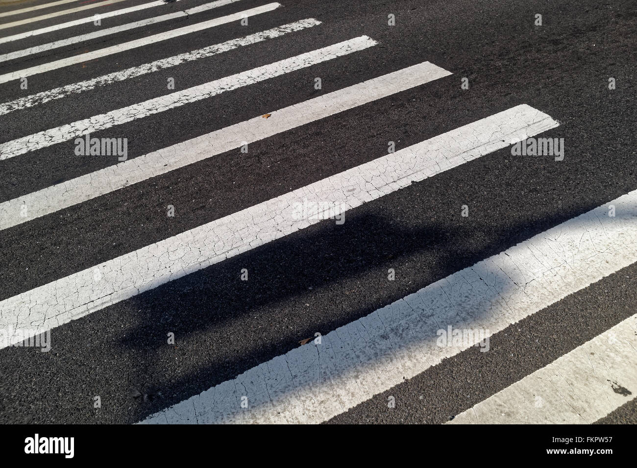 Zebrastreifen auf Asphalt mit Zeichen Schatten gemalt. Stockfoto