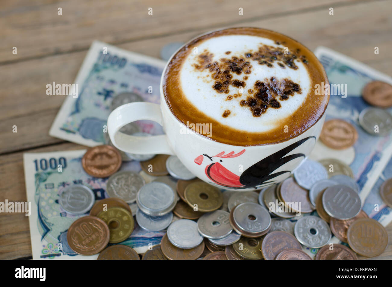 Heißer Kaffee und japanischen Geld Stockfoto