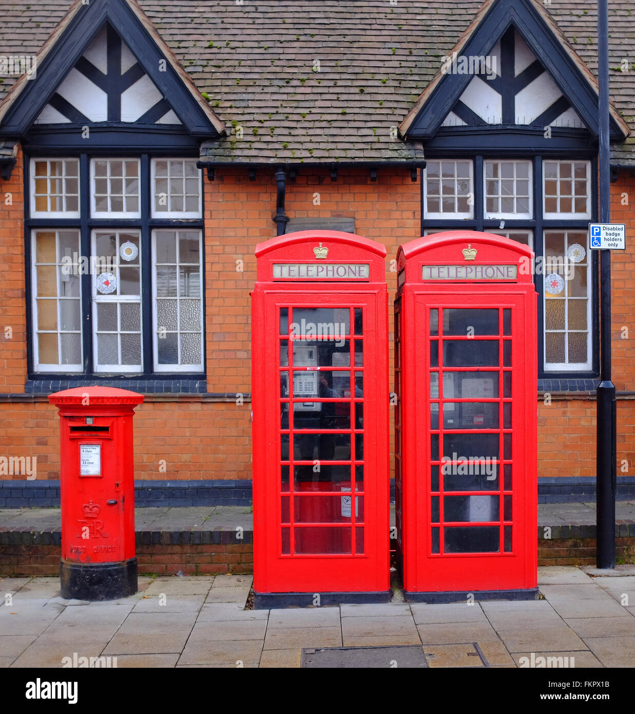 Englische / britische Symbole einen roten Briefkasten und rote Telefonzellen (Telefonzelle) in Stratford-upon-Avon UK Stockfoto
