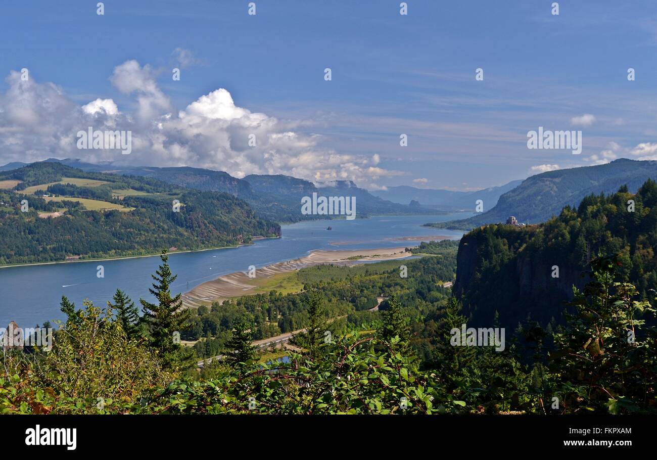 Die Columbia River Gorge von Chanticleer Point, Oregon, mit Krone Punkt in der Ferne gesehen. Stockfoto