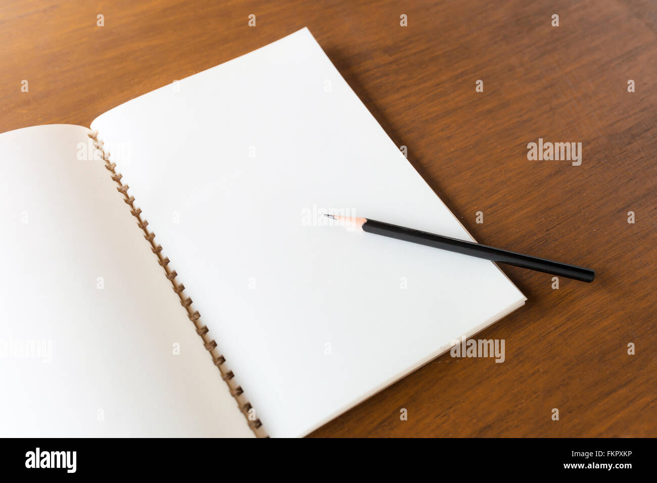 Leeres Notizbuch mit Bleistift auf Holztisch Hintergrund Konzept und Idee für schreiben Sie Ihren Text hier. Stockfoto