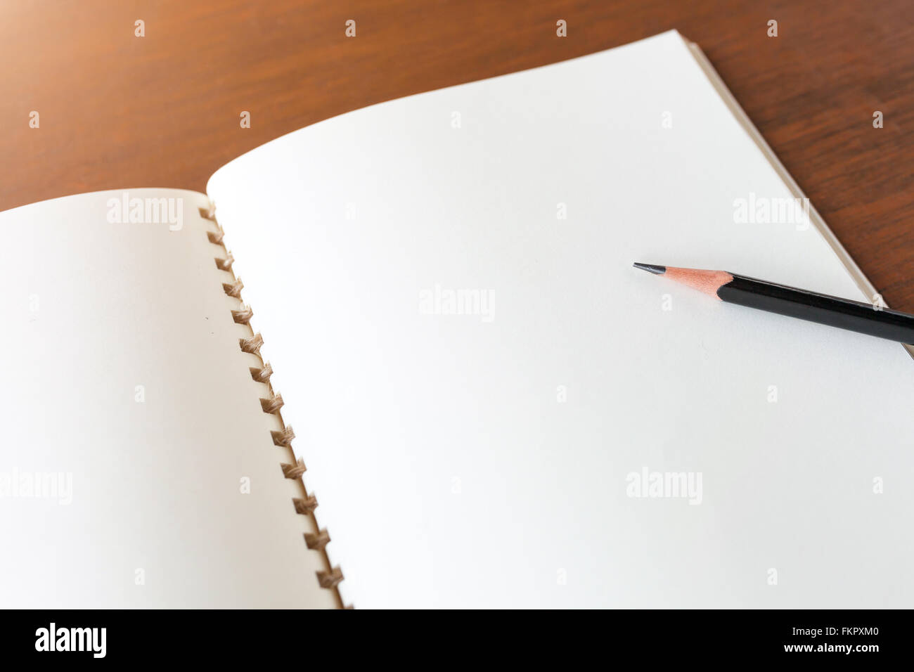 Leeres Notizbuch mit Bleistift auf Holztisch Hintergrund Konzept und Idee für schreiben Sie Ihren Text hier. Stockfoto