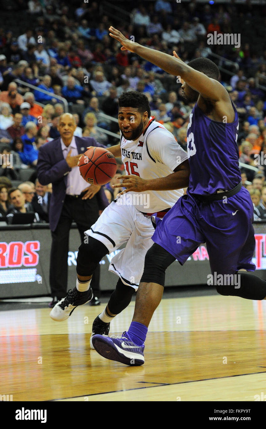 Kansas City, Missouri, USA. 9. März 2016. Texas Tech Red Raiders weiterleiten Aaron Ross (15) Laufwerke in den Korb während der NCAA große 12 Meisterschaften Basketball-Spiel zwischen den Texas Tech Red Raiders und die TCU Horned Frogs im Sprint Center in Kansas City, Missouri. Kendall Shaw/CSM/Alamy Live-Nachrichten Stockfoto