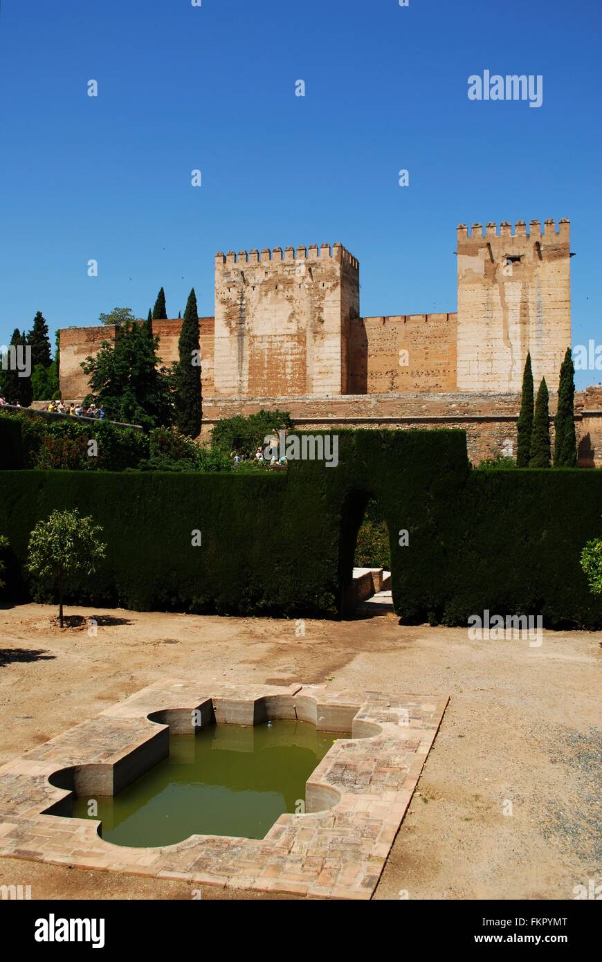 Zisterne-Gericht mit Torre Quebrada und Torre del Homenaje Burg Türme, Alhambra-Palast, Granada, Spanien. Stockfoto