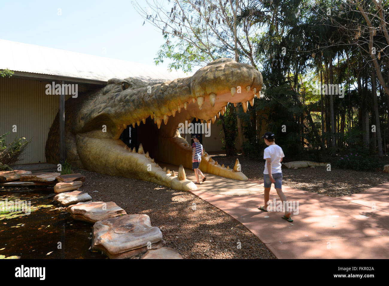 Krokodil-Eingang zum Malcolm Douglas Crocodile Park (Wildpark), Broome, Westaustralien; Kimberley-Region Stockfoto