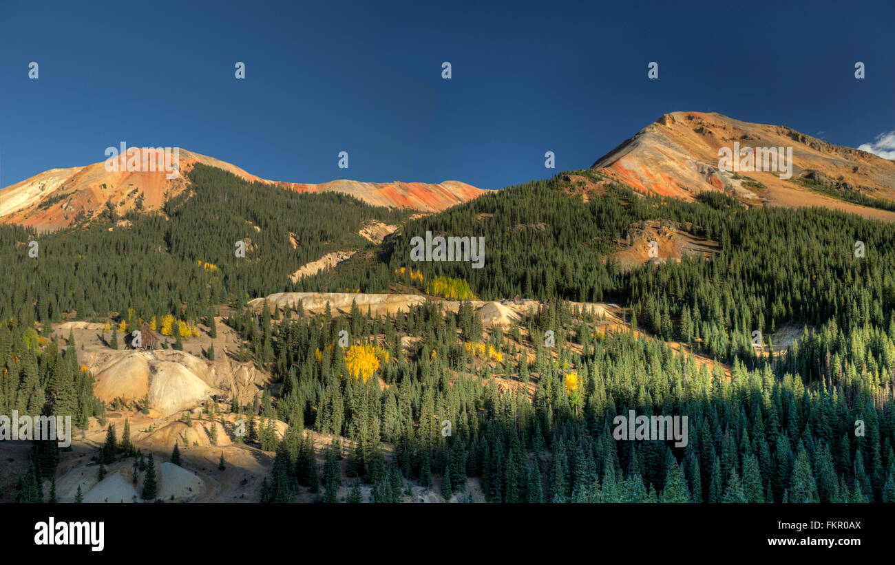 Zwei von den Gipfeln der Red Mountain (#2 und #3) und alten Bergbau-Ruinen in der Nähe von Red Mountain Pass zwischen Ouray und Silverton, Colorado ein Stockfoto