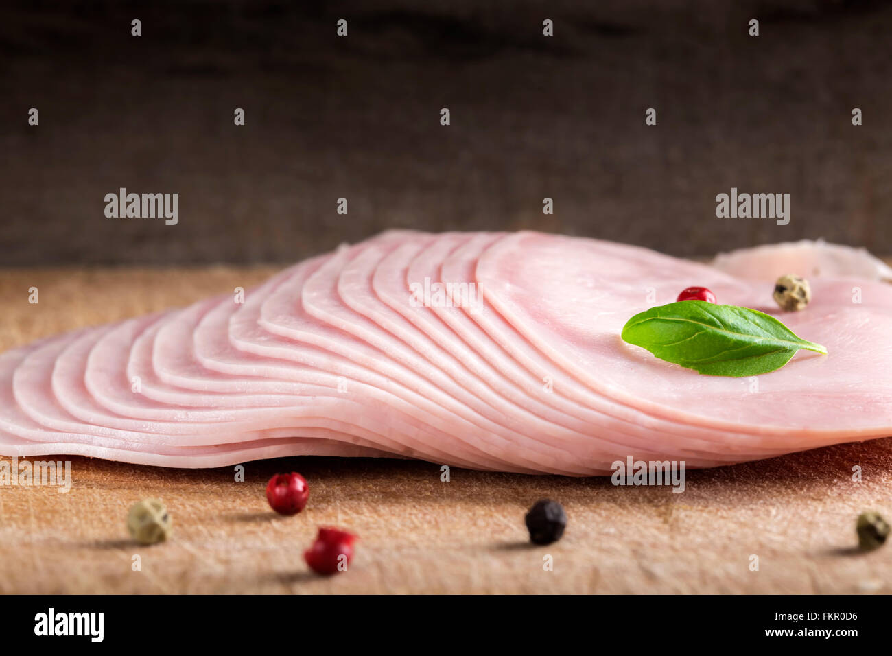 Salami in Scheiben über hölzerne Hintergrund Stockfoto