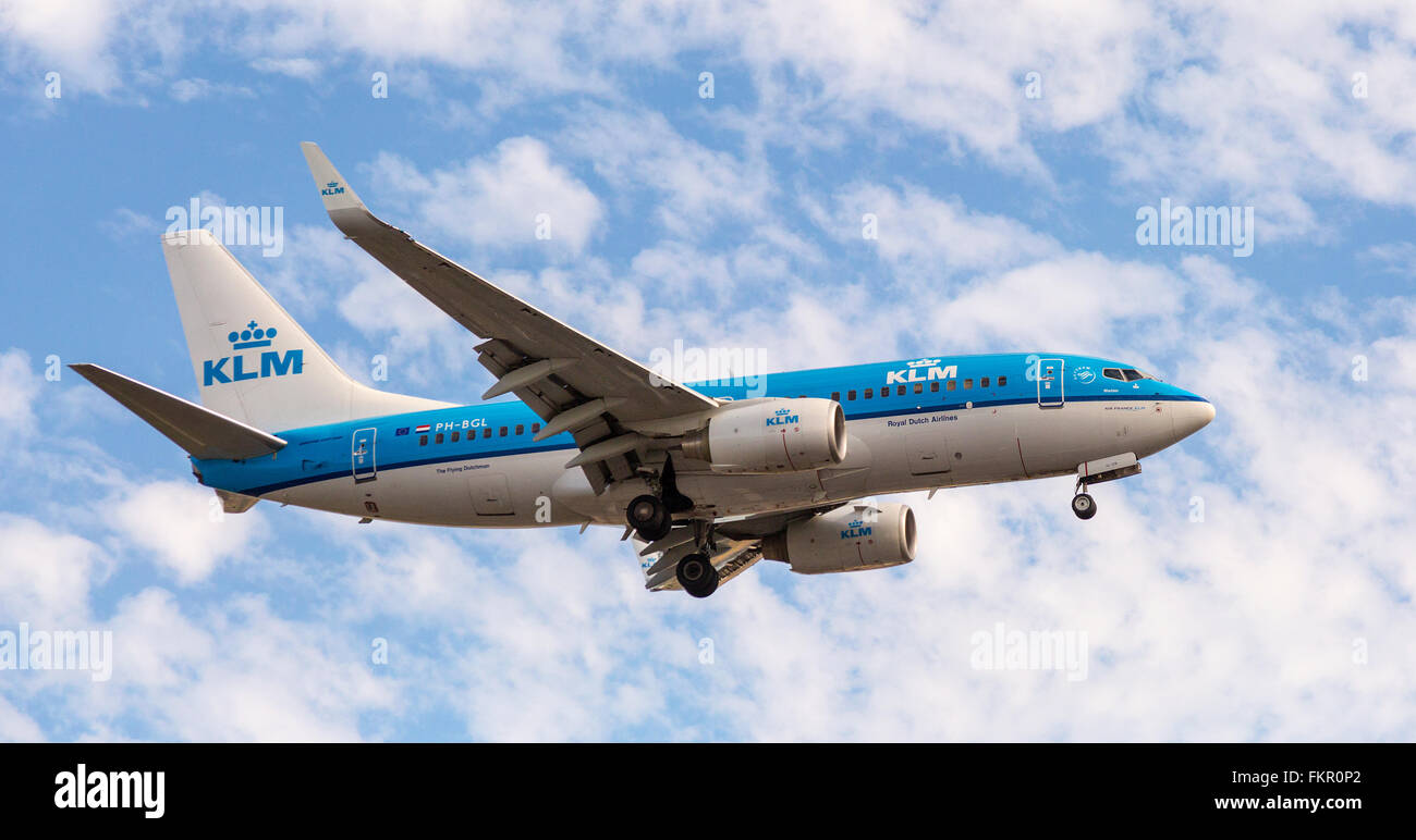 KLM Royal Dutch Airlines Flugzeug landet auf dem Flughafen London Heathrow Stockfoto