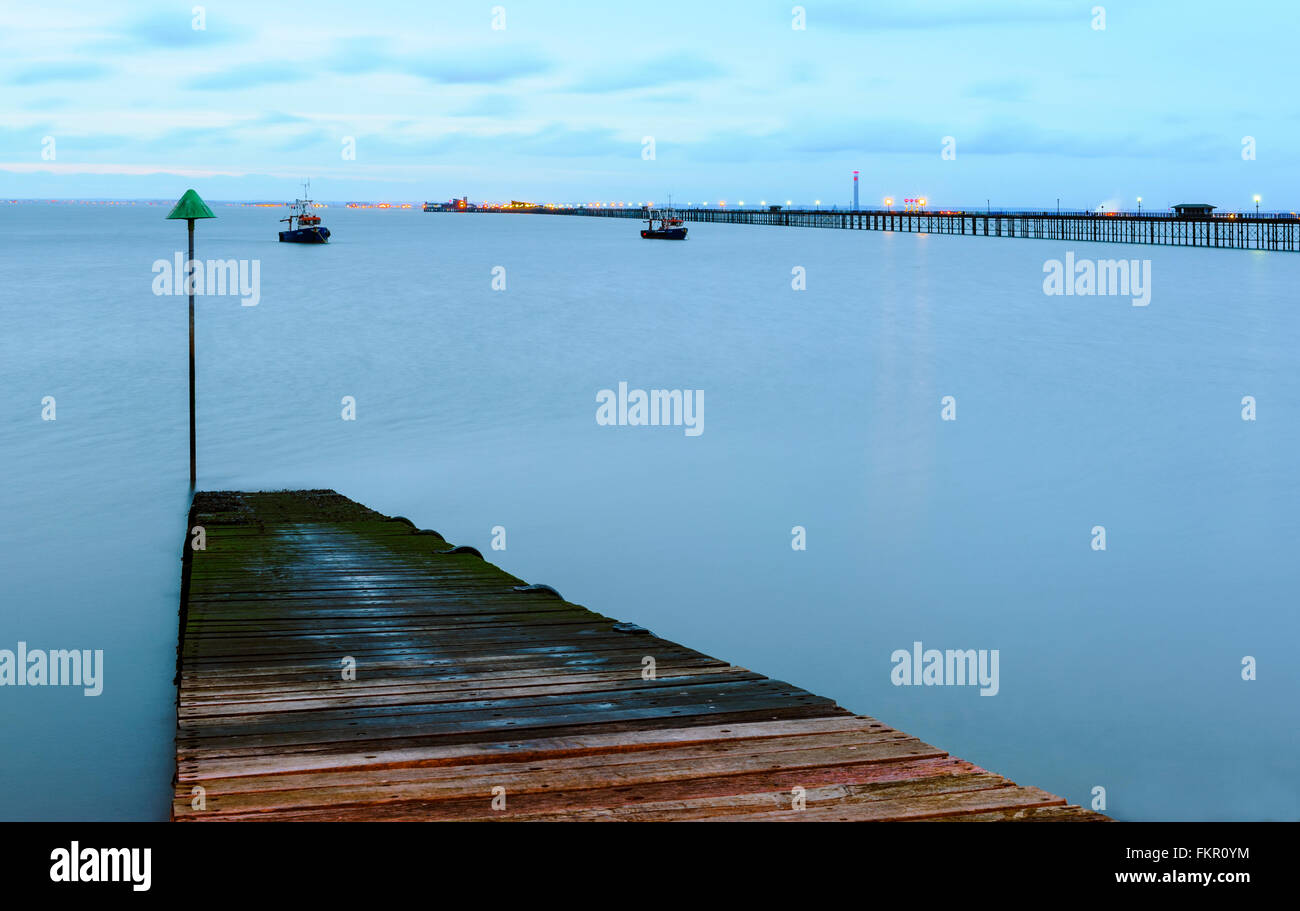 Holzsteg mit Southend Pier des Meeres im Hintergrund. Stockfoto