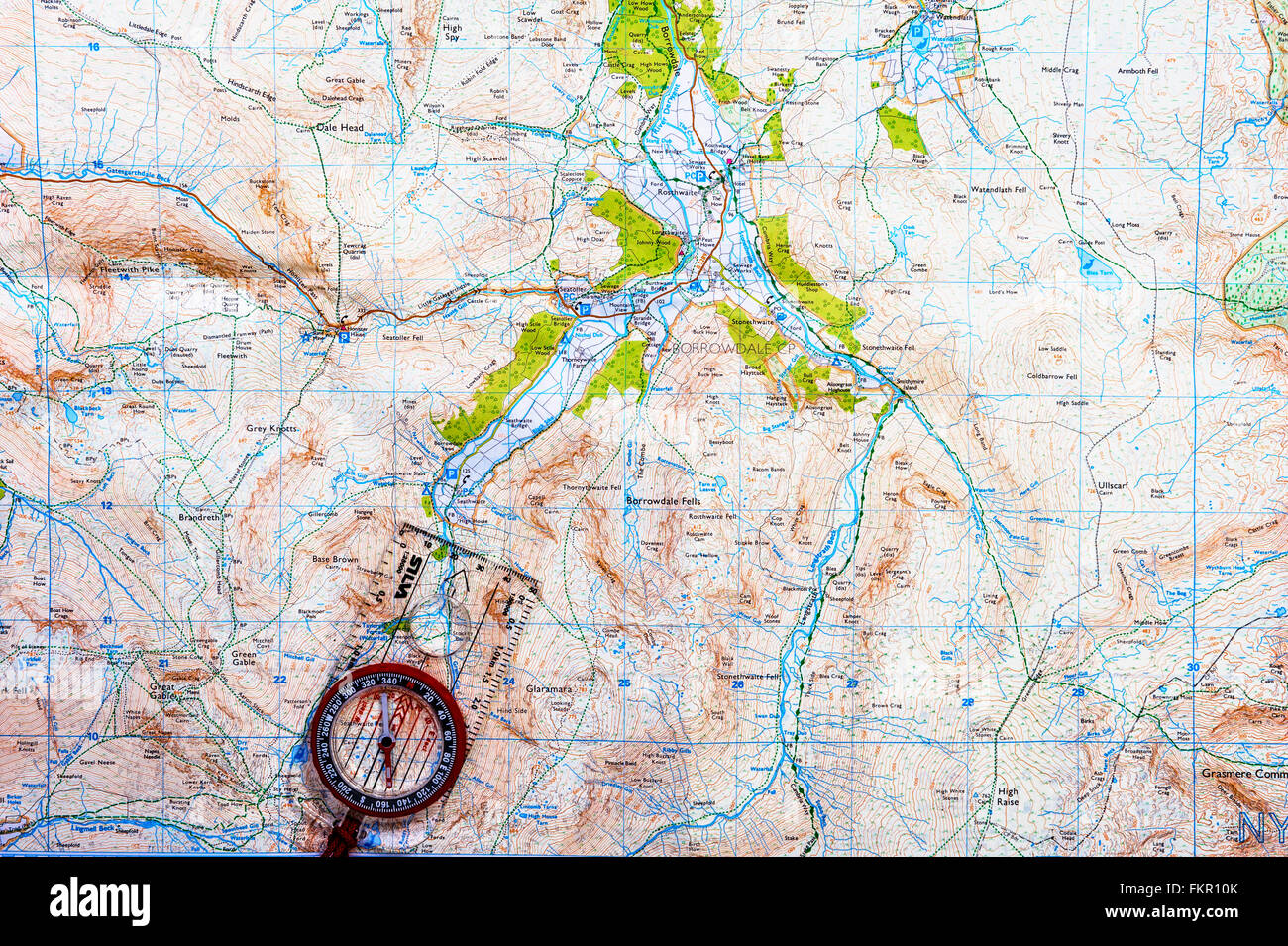 Planen einer Route mit Ordnance Survey Karte und Kompass. Stockfoto