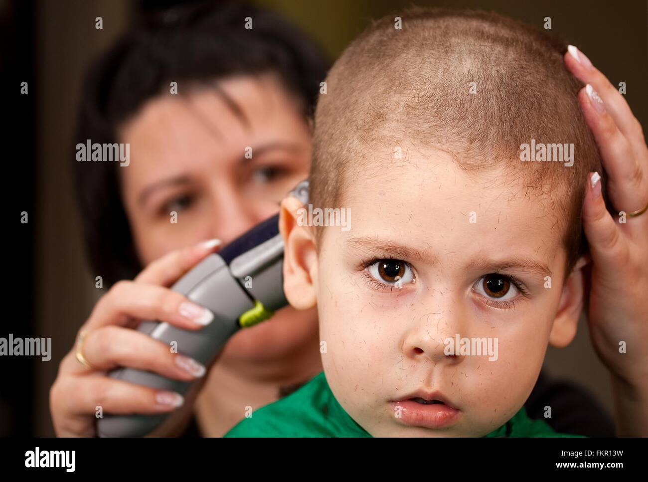 Frauenbeschneidung Haar der jungen mit clipper Stockfoto