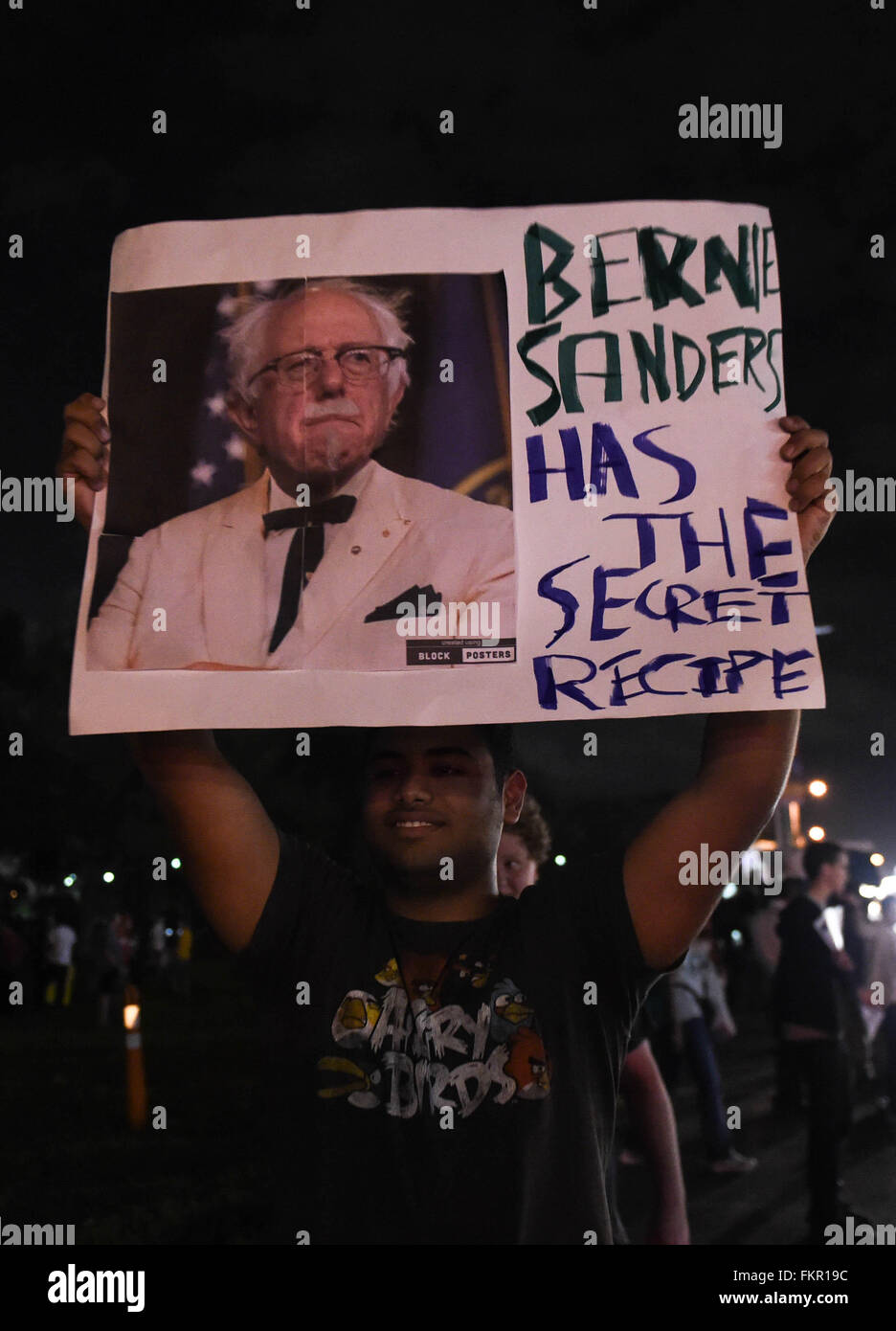 Miami, USA. 9. März 2016. Anhänger des demokratischen Präsidentschaftskandidaten Bernie Sanders Rallye am Miami-Dade Community College-Kendall Campus in Miami, Florida, USA, 9. März 2016. Demokratischen Präsidentschaftskandidaten Hillary Clinton und Bernie Sanders teilgenommen am Mittwoch in den Univision News und der Washington Post demokratischen Präsidentschaftskandidaten-Debatte hier. Bildnachweis: Bao Dandan/Xinhua/Alamy Live-Nachrichten Stockfoto