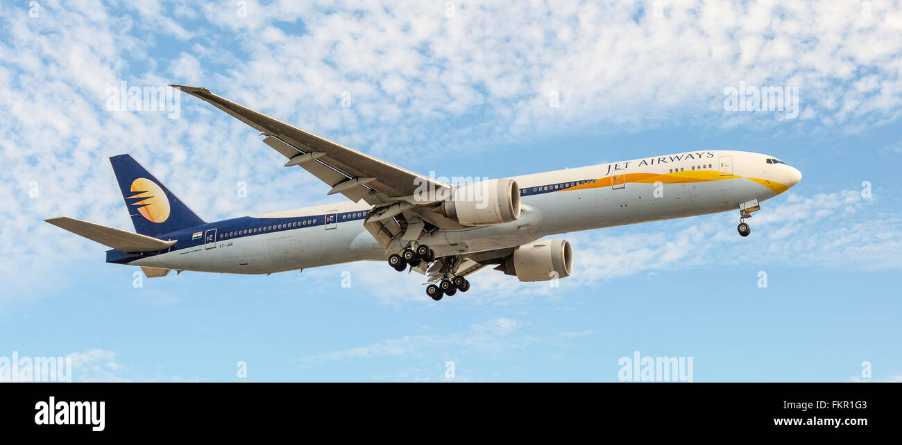 Jet Airways India-Flugzeug landet auf dem Flughafen London Heathrow Stockfoto