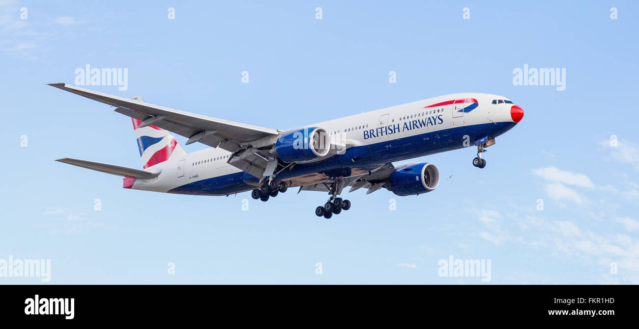 Bristish Airways Flugzeug landet auf dem Flughafen London Heathrow Stockfoto