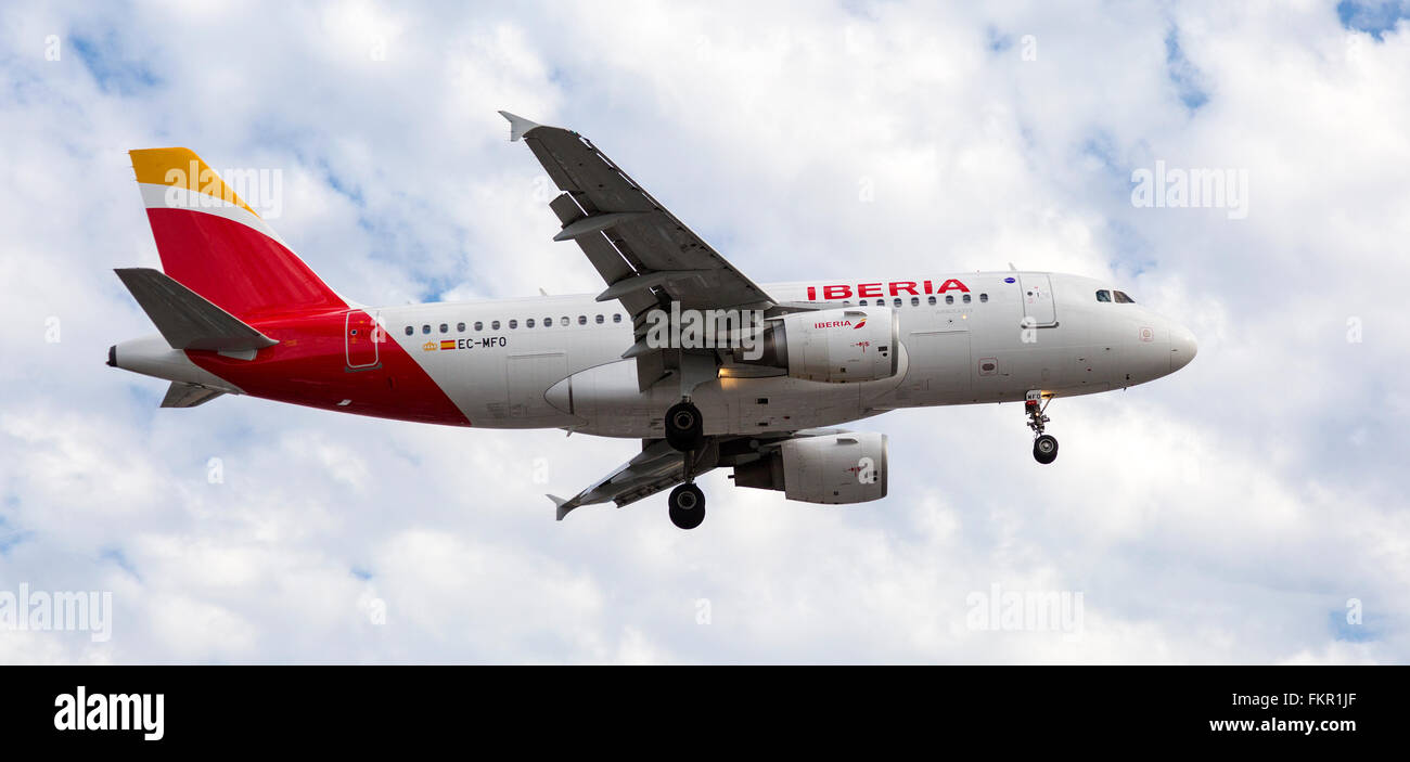 Iberia Spanien Flugzeug landet auf dem Flughafen London Heathrow Stockfoto