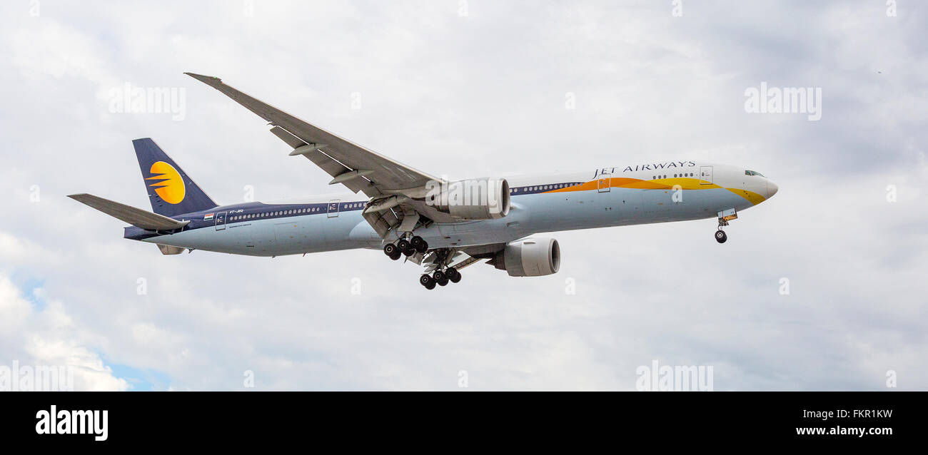 Jet Airways (Indien)-Flugzeug landet auf dem Flughafen London Heathrow Stockfoto