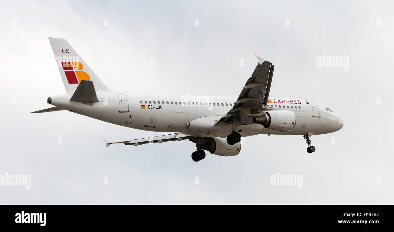 LUC Express (Iberia) Flugzeug landet auf dem Flughafen London Heathrow Stockfoto