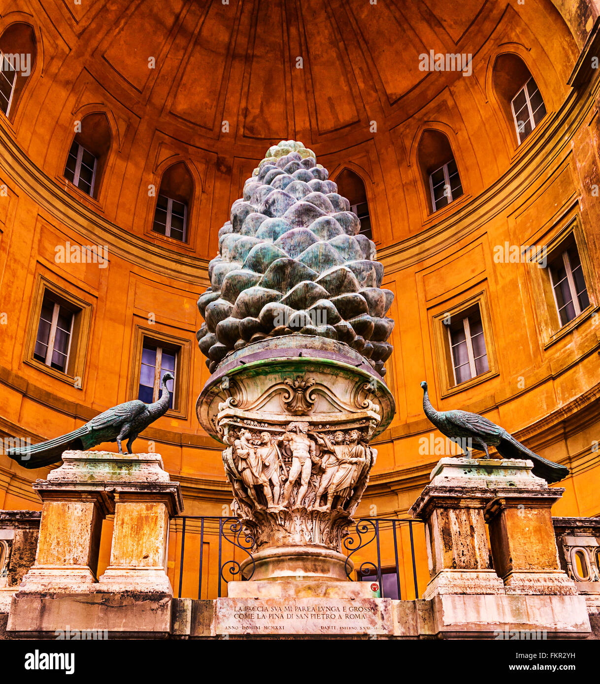 Antik Kieferkegel im Cortile Della Pigna der Vatikanischen Museen als Symbol der Unsterblichkeit und Auferstehung, Rom Stockfoto