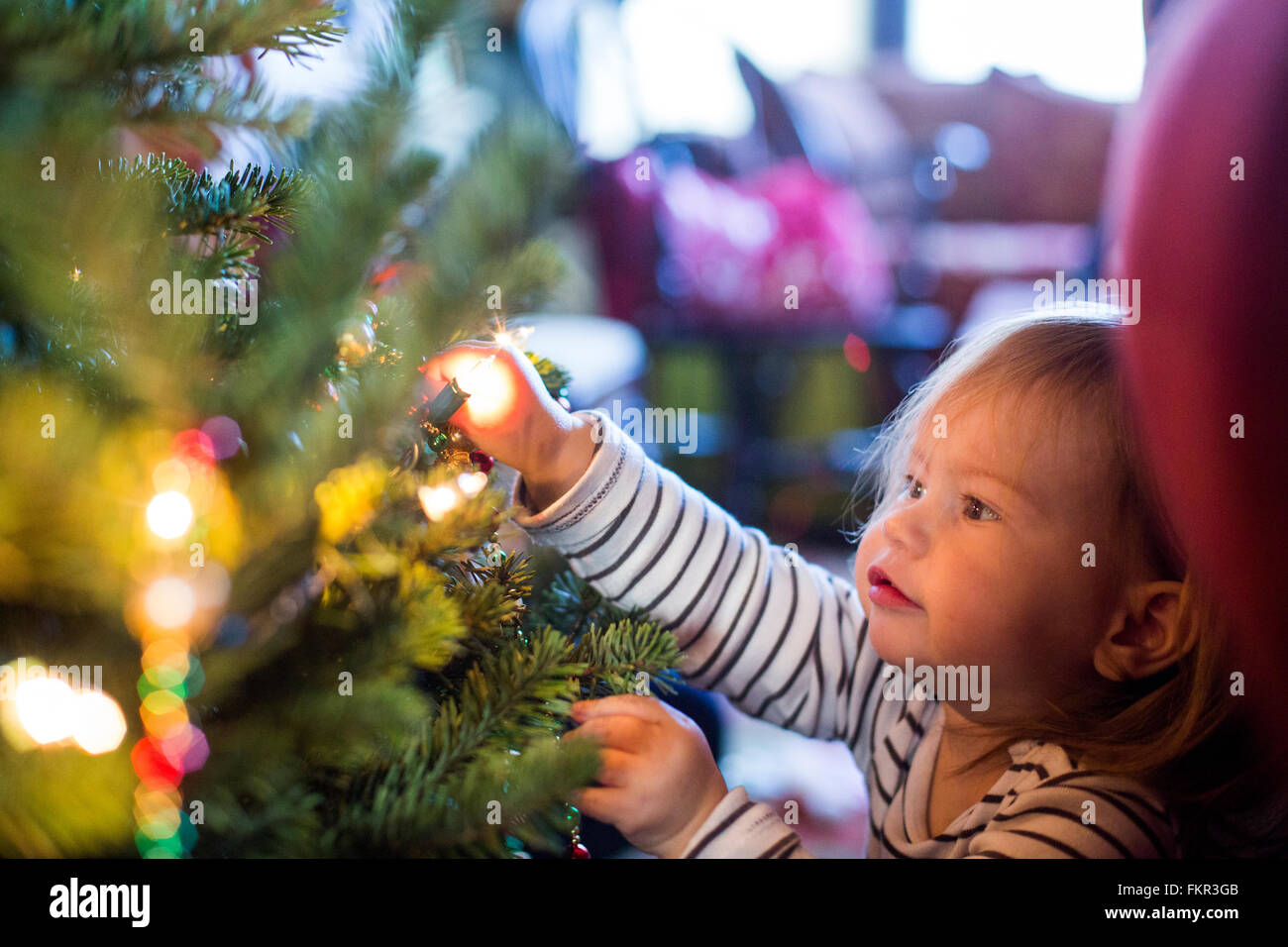 Kaukasische Mädchen schmücken Weihnachtsbaum Stockfoto