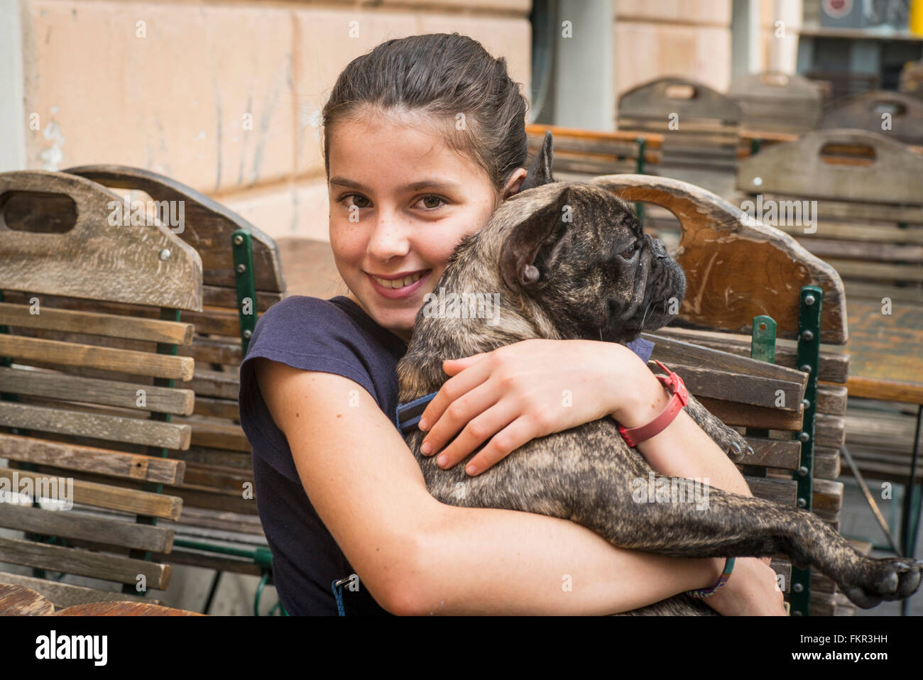 Kaukasische Mädchen umarmt Hund im café Stockfoto