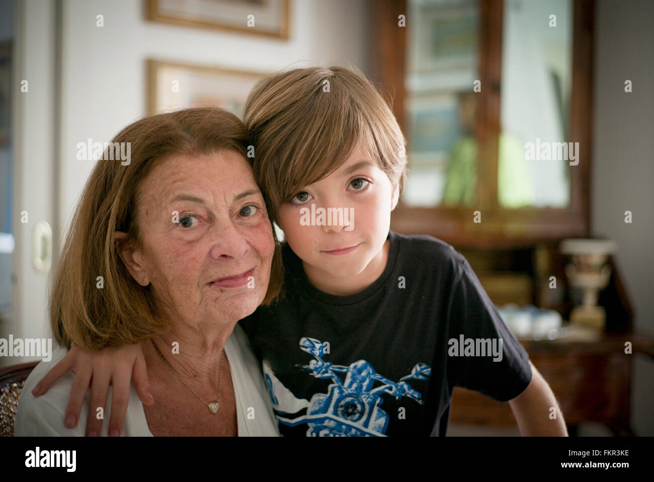Kaukasische Großmutter und Enkel umarmt Stockfoto