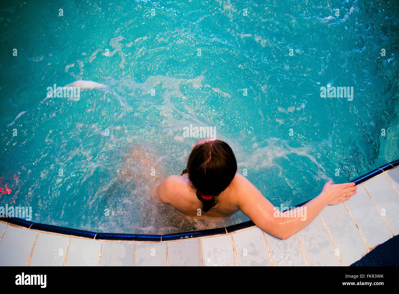 Kaukasische Frau im Schwimmbad Stockfoto