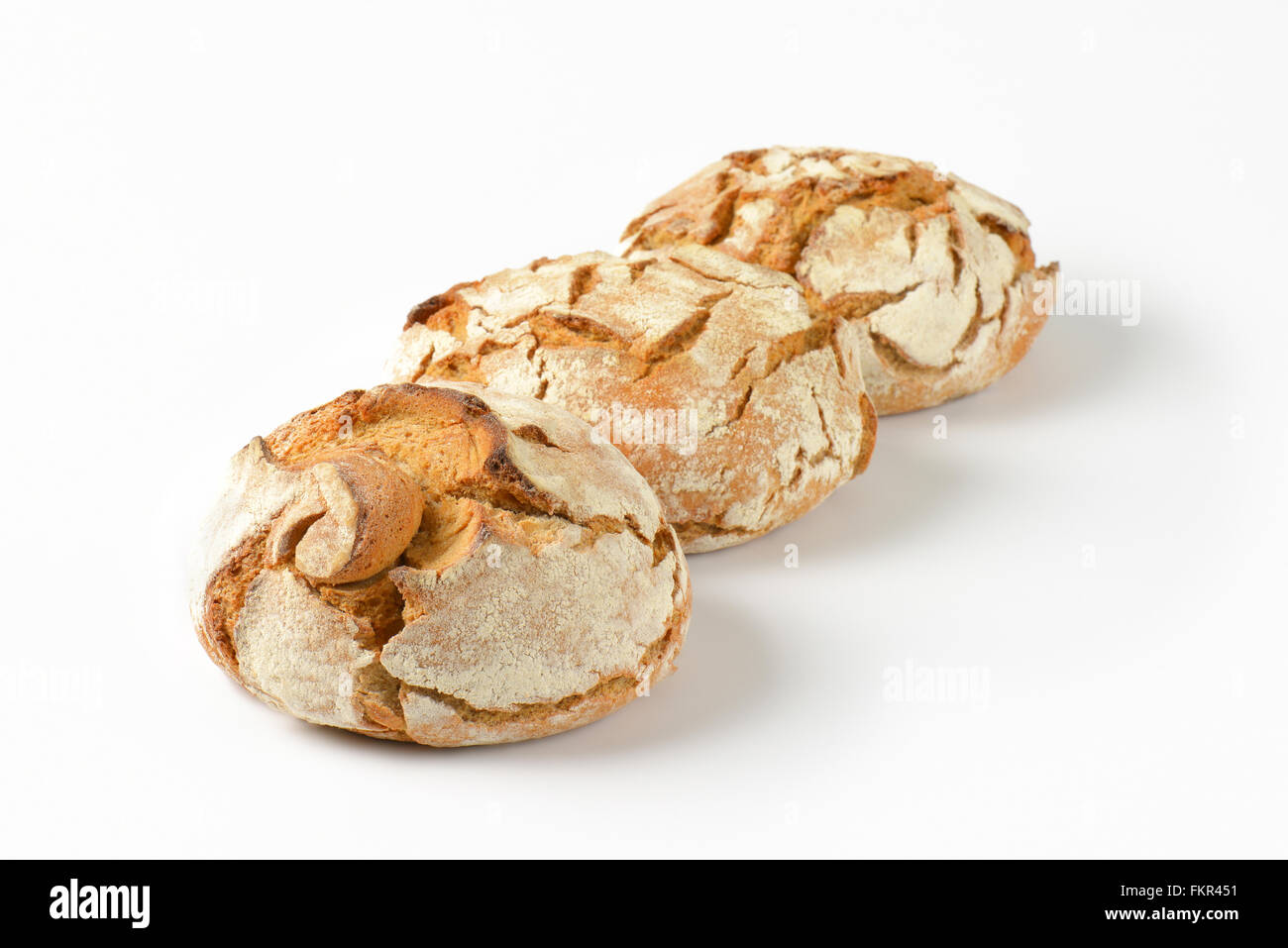 drei frisch gebackene Brote auf weißem Hintergrund Stockfoto