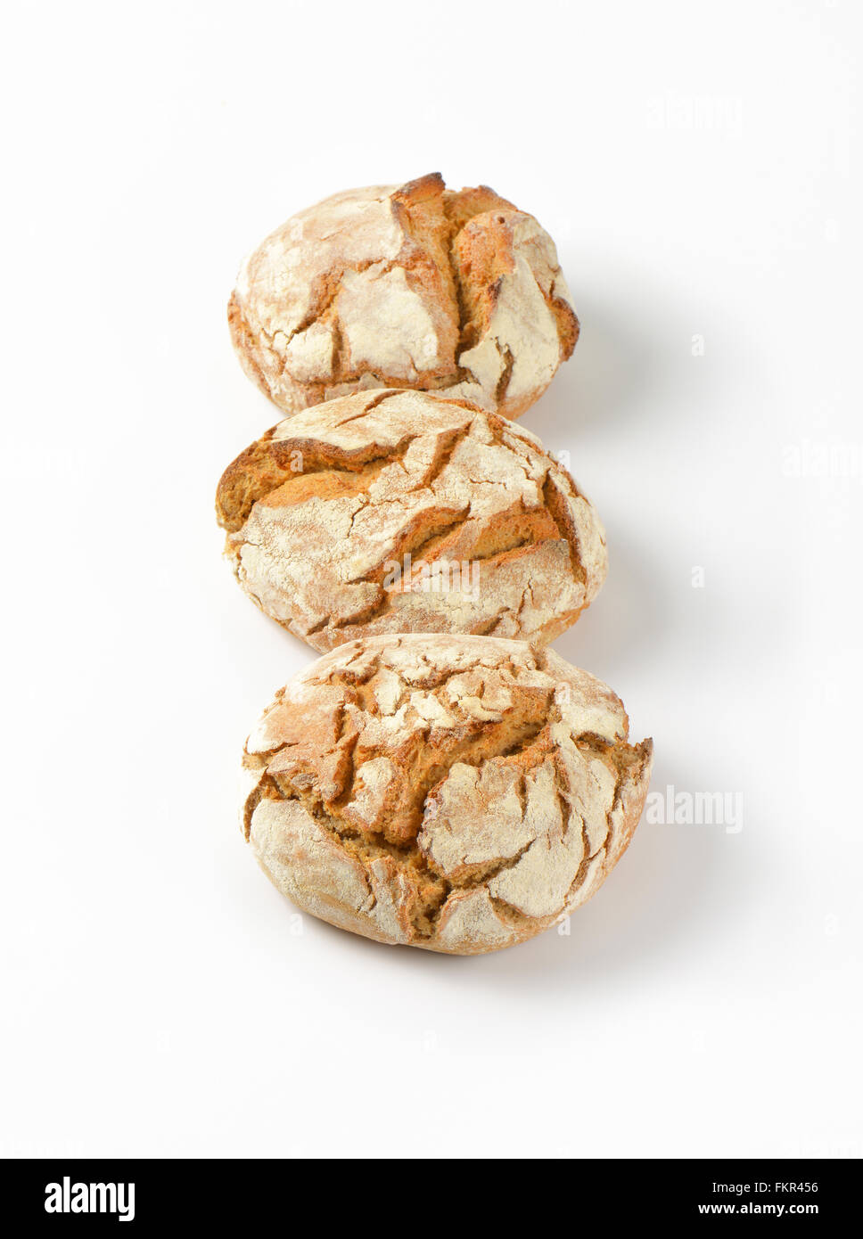 drei frisch gebackene Brote auf weißem Hintergrund Stockfoto
